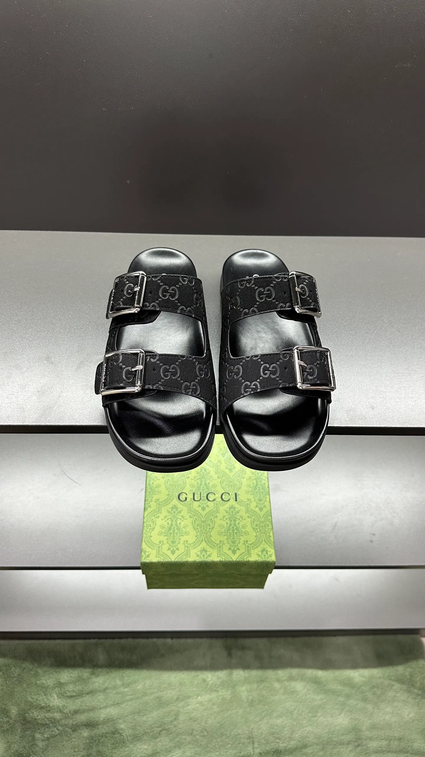 [G Home New Style] P: 320💰Men's size 39~45, (46. Customized) This slipper is made of GG polyester fiber and is decorated with a Gucci label on the front, which adds a striking logo feel to the style. "Gucci Made in Italy" stamped label Rubber sole Flat Made in Italy